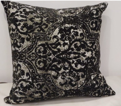 Cojín bordado negro