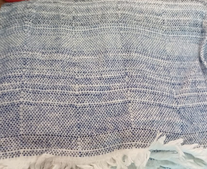 Throw Azul y Blanco con Flequillos