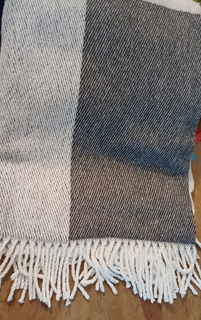 Throw Negro y Blanco con Borlas