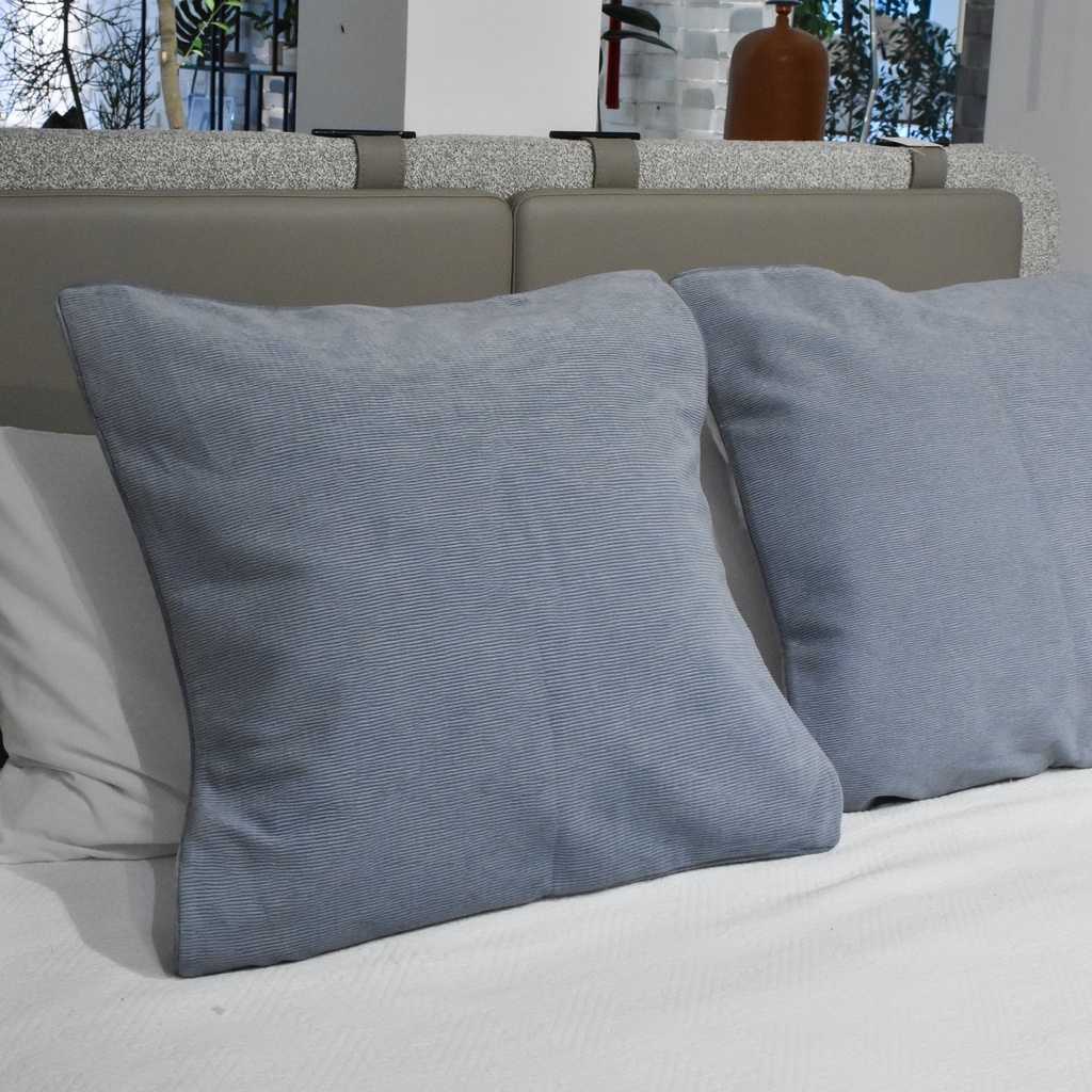 Cojín Rayas Celeste y Gris