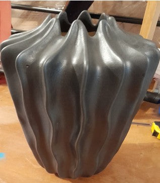 Florero Negro de Ceramica Ranurado